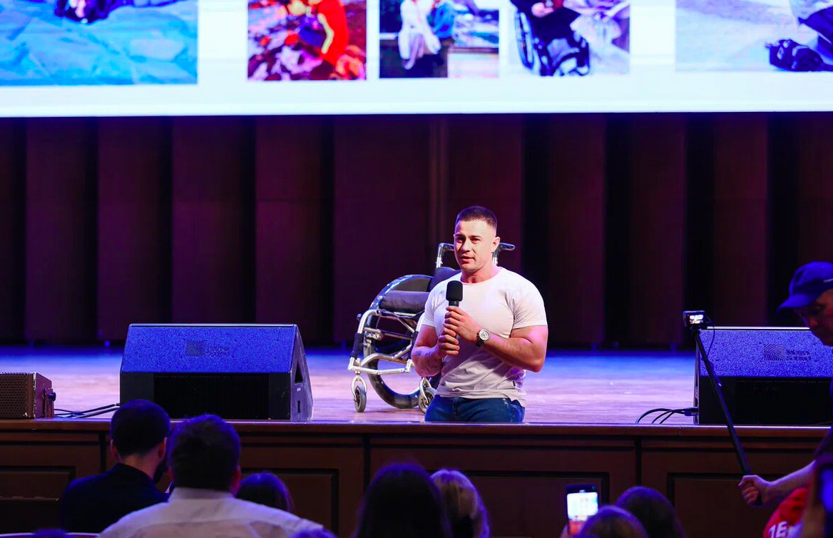 Фото Русский Вуйчич! Сотни новосибирцев пришли на мастер-класс блогера-миллионника Рустама Набиева 5 - Сиб.ФМ Фото Русский Вуйчич! Сотни новосибирцев пришли на мастер-класс блогера-миллионника Рустама Набиева 5